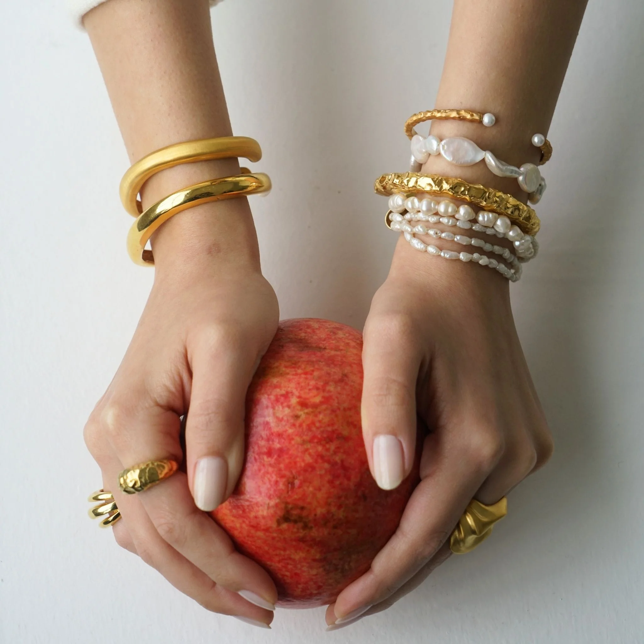 Thick Asymmetric Shiny Gold Bracelet - Image 5