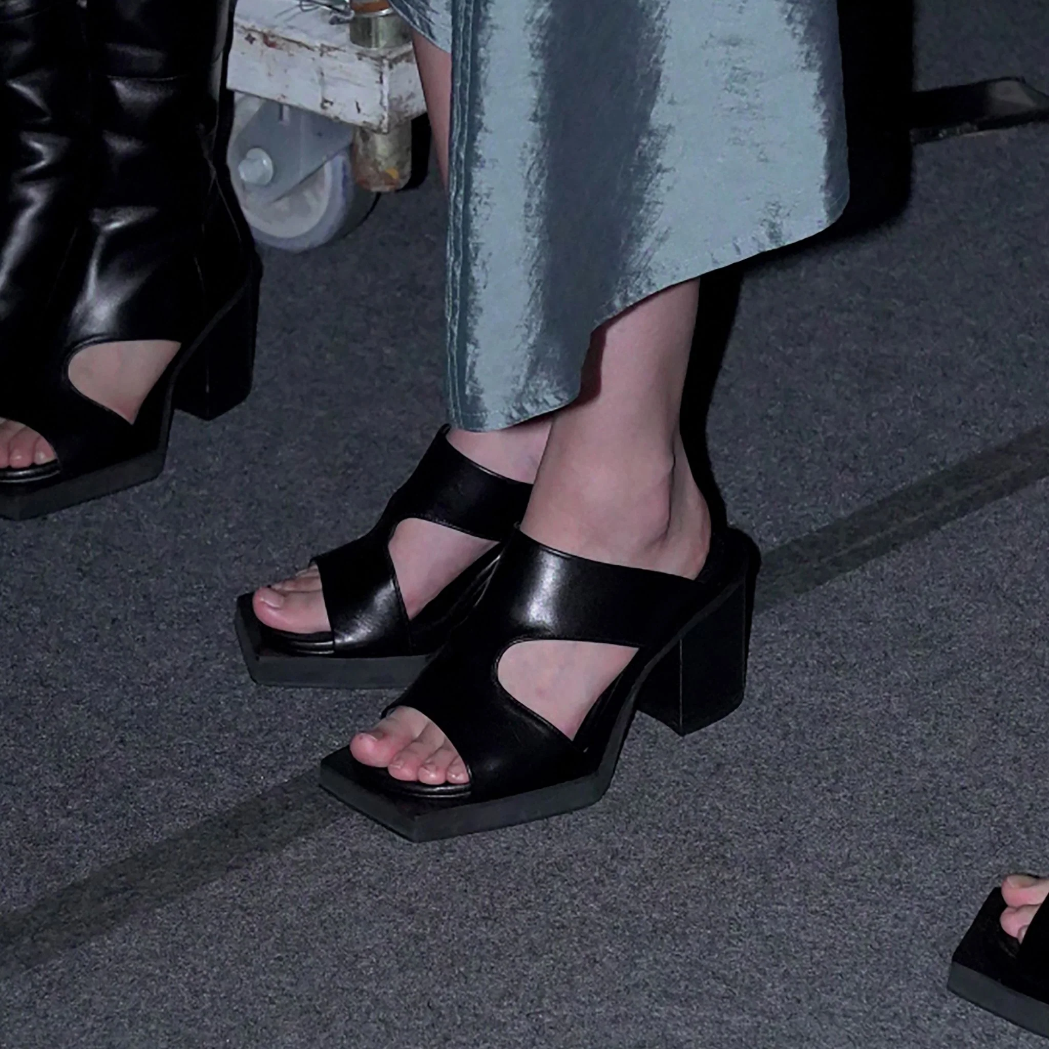 Black Block‑Heel Cutout
Leather Mules - Image 9